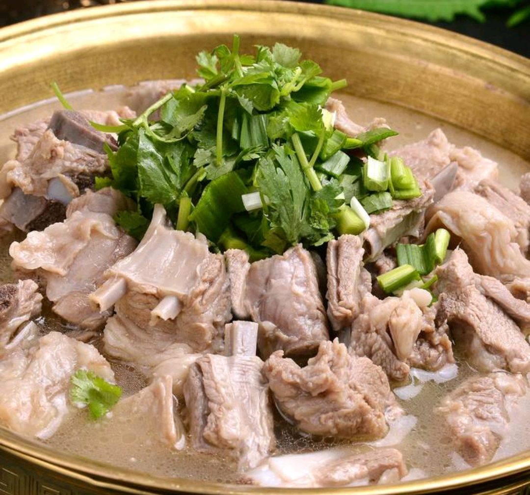 大家平时怎样吃羊排呢,羊排炖汤,这样更有营养!