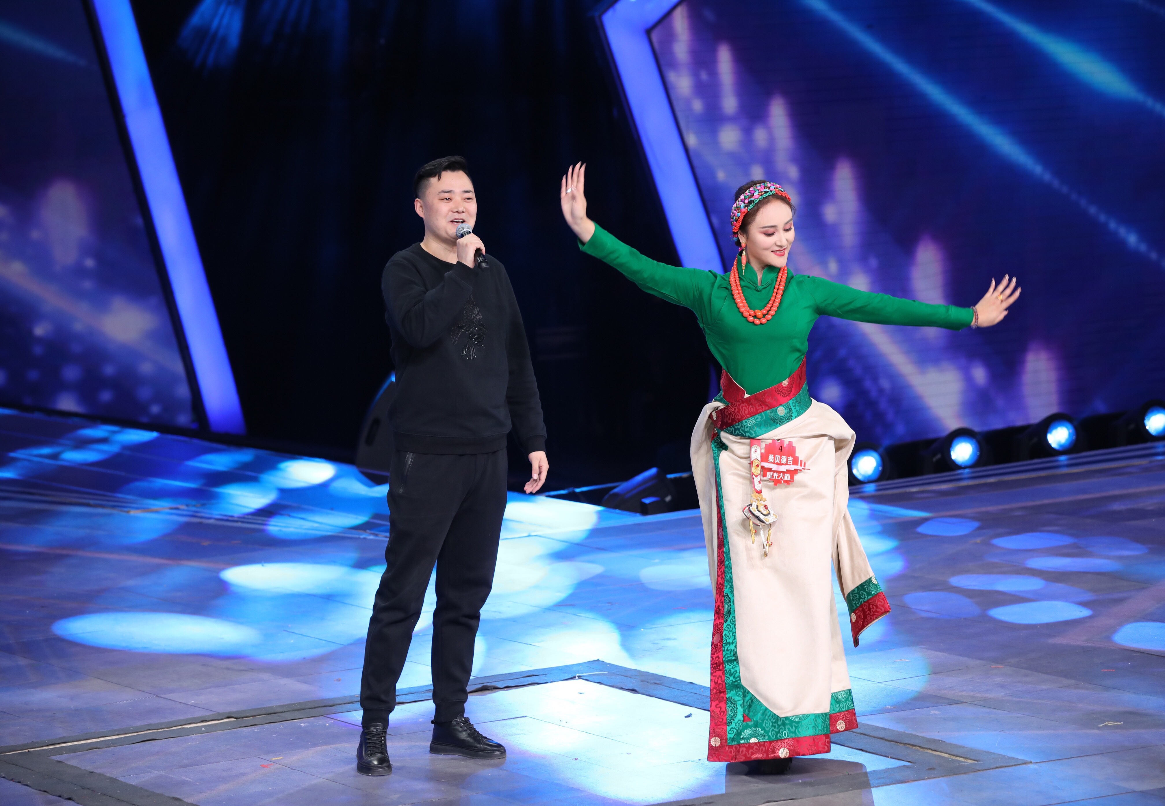 藏族女孩桑贝德吉跳家乡舞 美若天仙