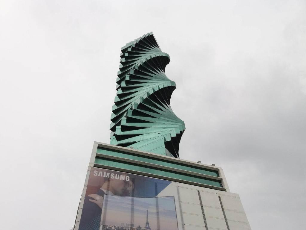 全球最扭曲摩天大楼:243米高还要旋转315度,预算却仅5000万美元