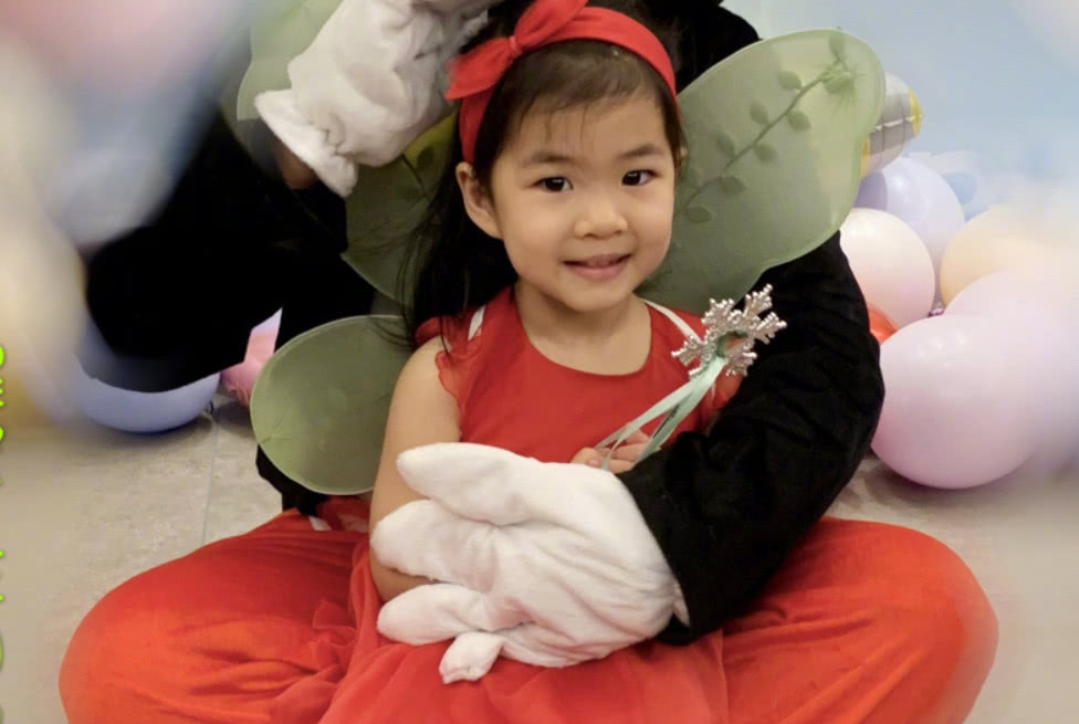 章子怡女儿醒醒长大了,五官像章子怡翻版,基因太强大