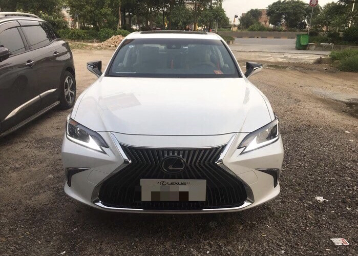 雷克萨斯es200卓越版白色提车,酒堡色内饰非常有档次