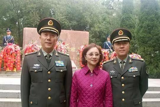 这位开国中将,当过国防部长,后晋升上将,2个儿子也是中将!