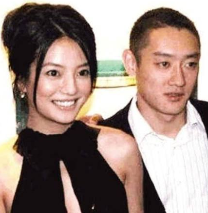 与叶茂青,汪雨相恋多年的赵薇,为何最后嫁给"二婚带娃"黄有龙?