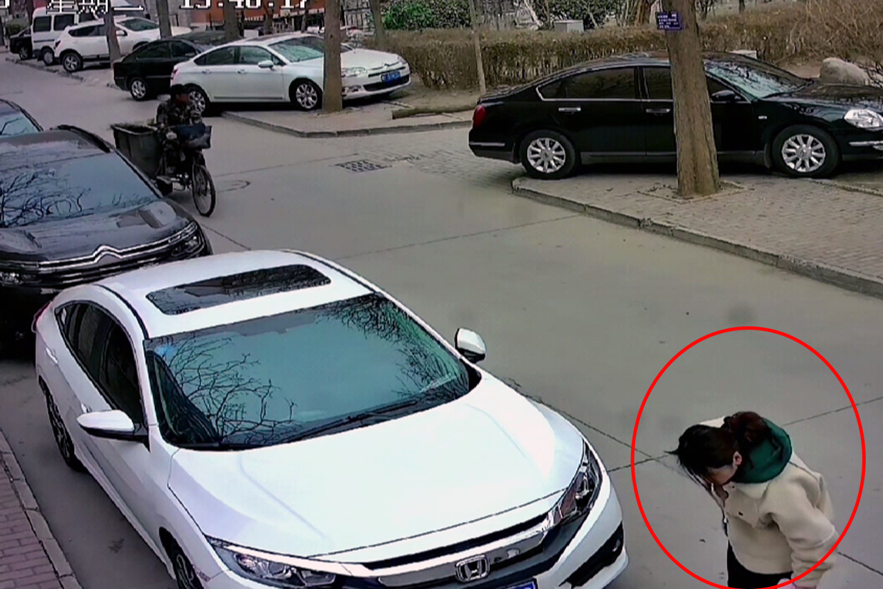 保定一女子接连刮蹭他人车开溜被堵正着