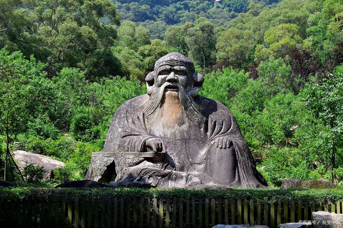 老子是春秋时期的道家始祖,是西周图书馆管理员,留下《道德经》后