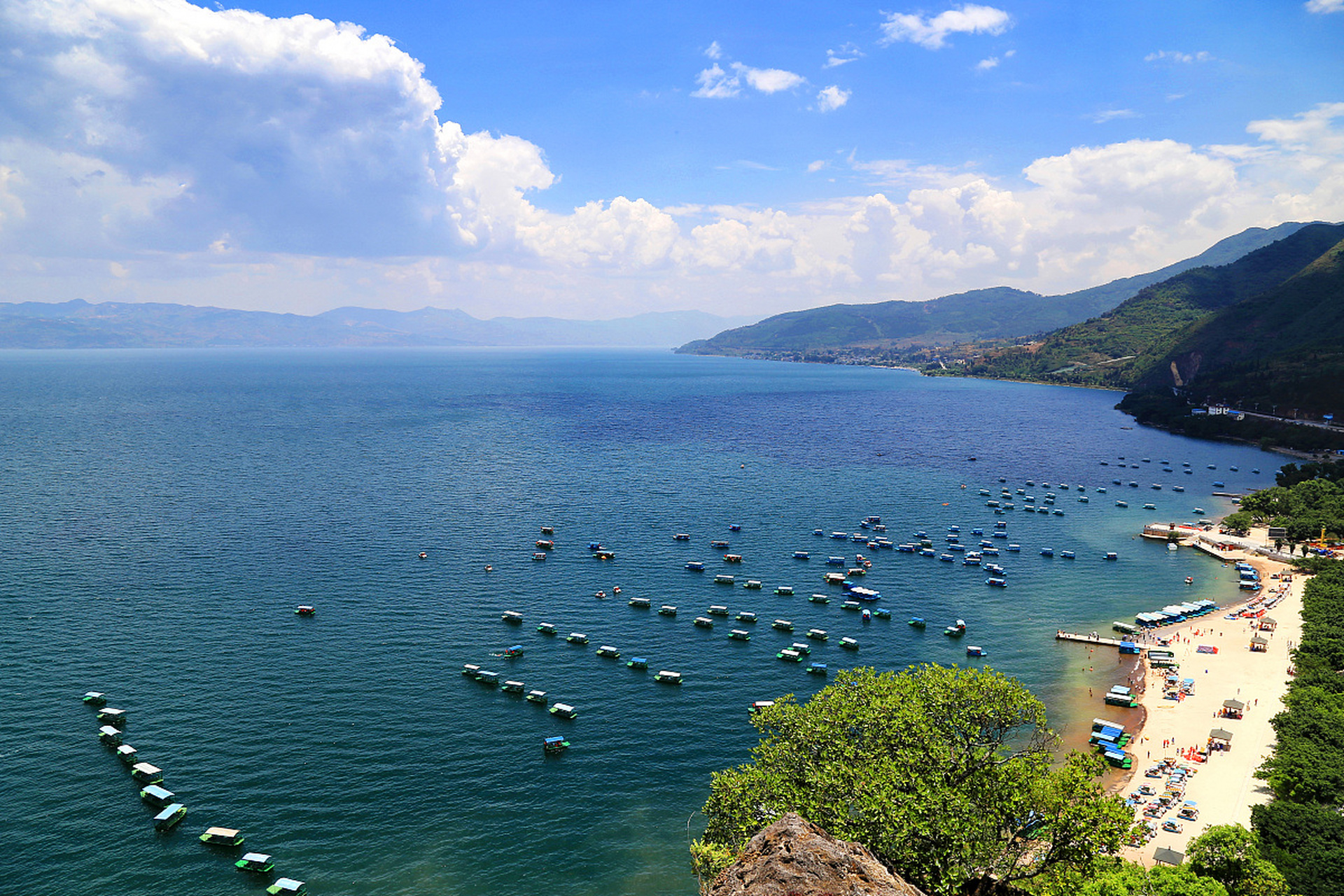 抚仙湖位于中国云南省玉溪市澄江县以南5公里处,是云南省的著名景点之