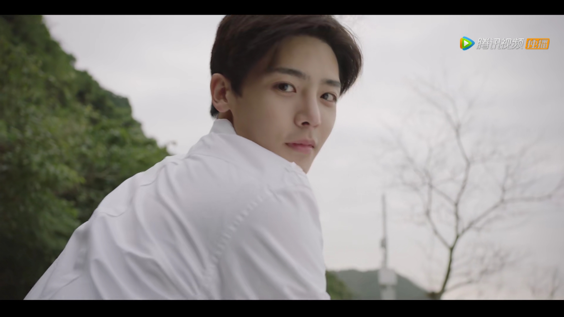 花彪说,杨大奔,我们不要说再见好不好.再见,也表示我们分开过.