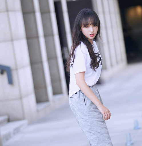 最近火了程潇的"双面鞋",正面是帆布鞋,看到鞋跟全网不淡定了