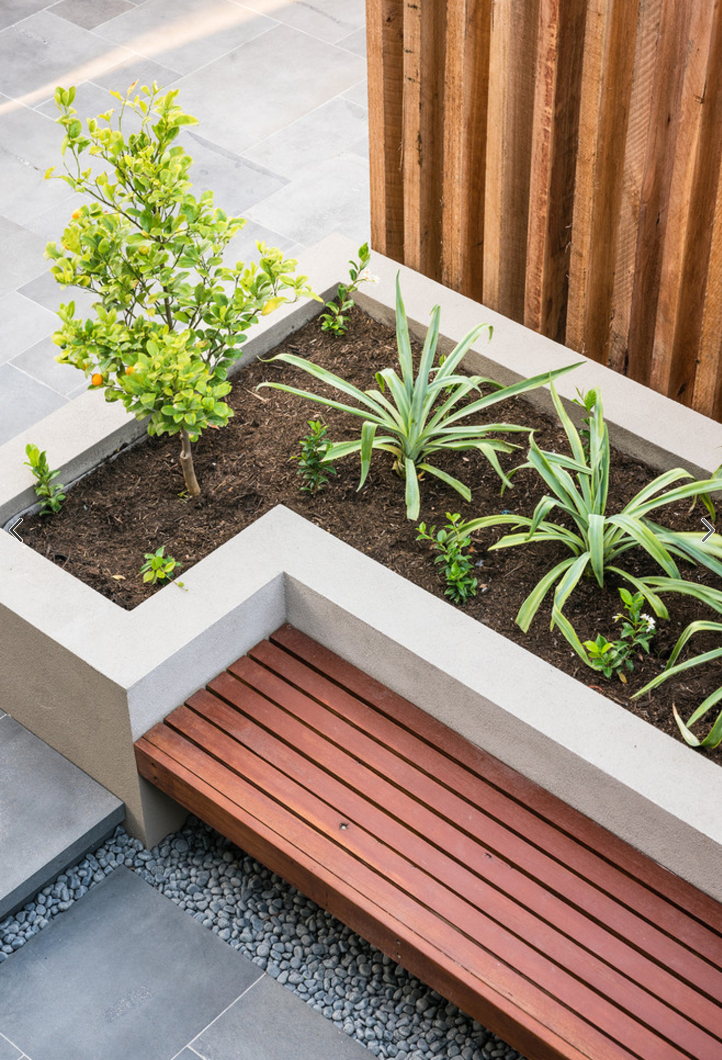 两个有防腐木座椅的庭院案例,下雨的时候再也不用担心庭院的摆设