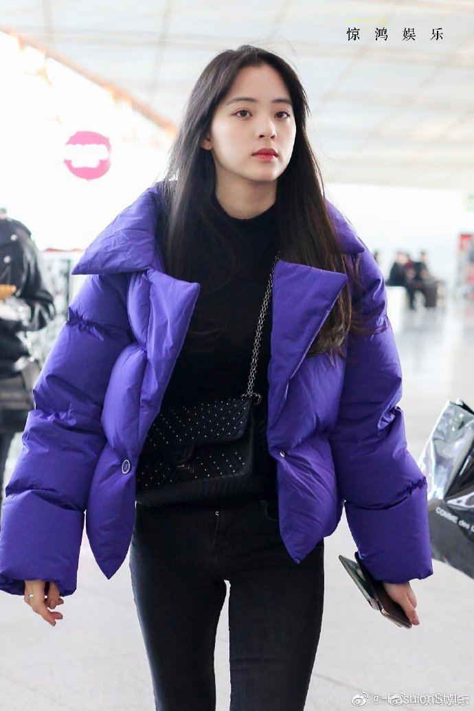 欧阳娜娜 红裙礼服# 身穿marchesa notte抹胸荷叶边红色礼服的娜比