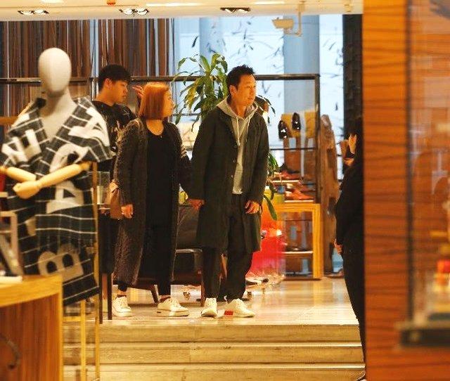 54岁"周伯通"一家三口逛街,在儿子面前狂秀恩爱,却被无视