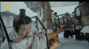 看看这一脸昏庸的样子,弱弱的问一句,有多少网友要报名去锤醒一下