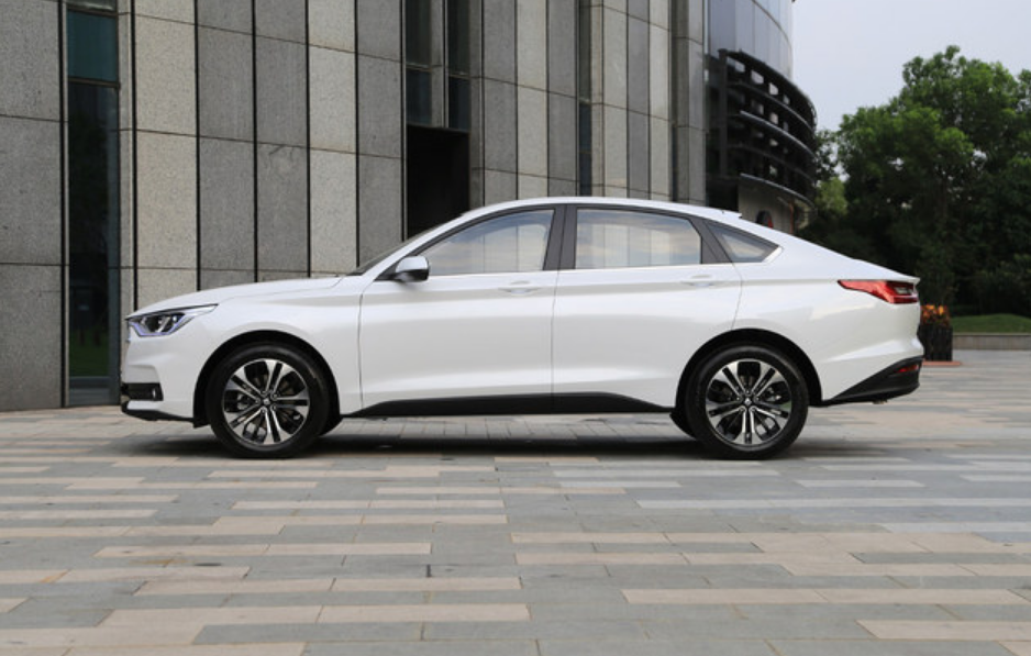 宝骏"奢华轿跑"初体验,座椅像赛车,香槟金尾标很帅