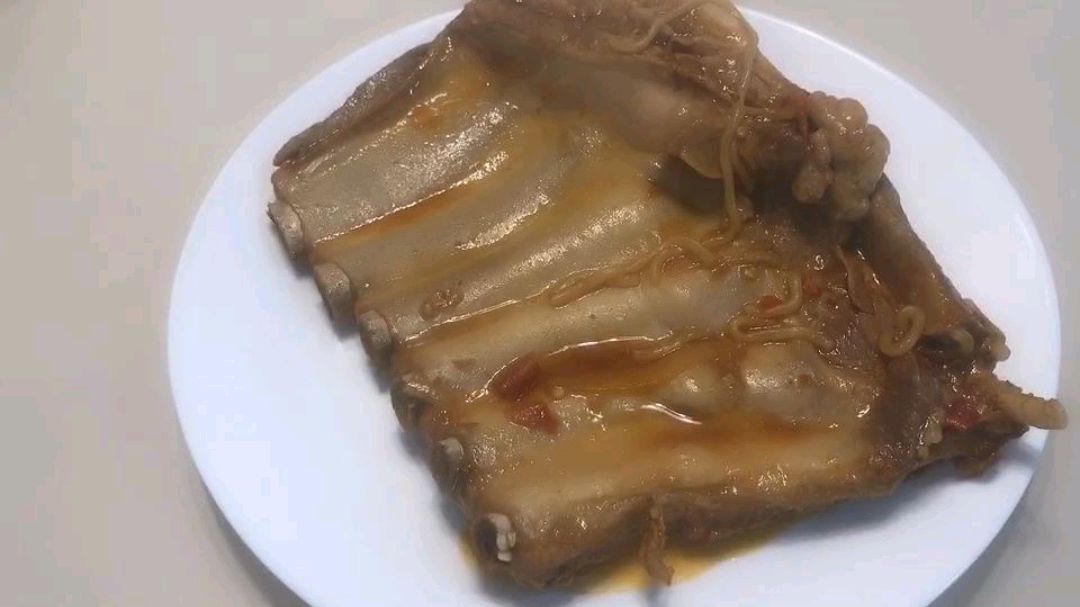 这才是真正的葱香排骨面,半扇排骨一根葱,吃完却不太轻松!