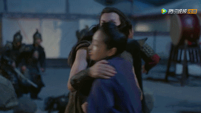 明明两个人都是王者级别的高手 却总是想方设法地保护对方而受伤 当