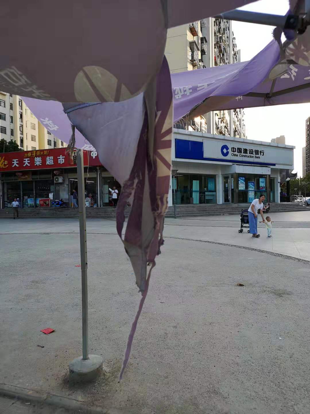 武汉东湖高新区佛祖岭街道文明宣传破损随风飘三个月