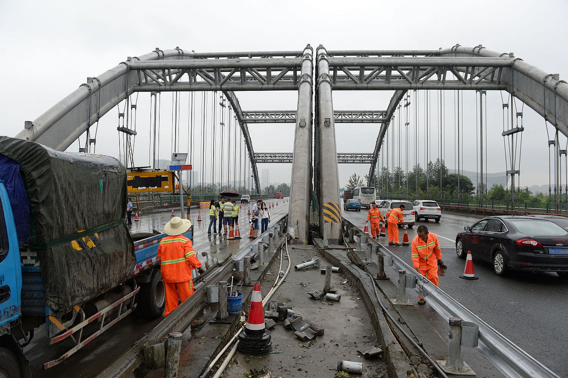 广州一大桥被撞断,导致2死3失联.这个悲剧性的消息,令人心痛不已.