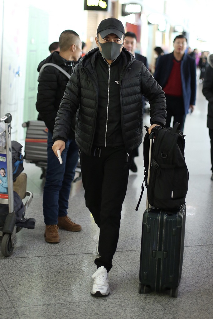 新浪娱乐讯 3月30日,张涵予早前现身机场.