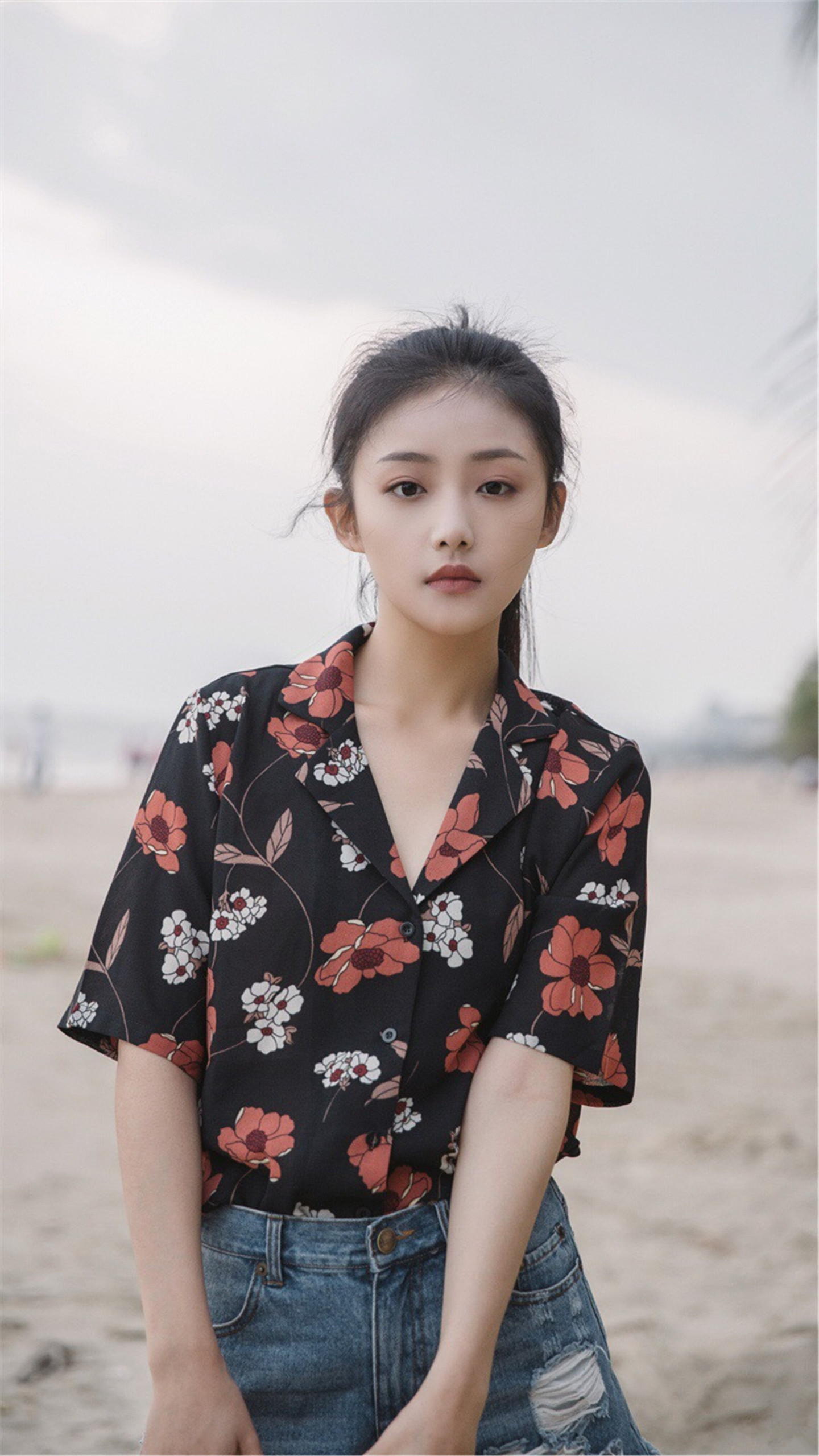 人像摄影:在沙滩上玩耍的漂亮女孩