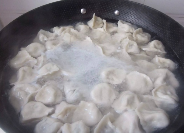 煮饺子的步骤大多数人都做错了,这样煮饺子才不破皮更有味