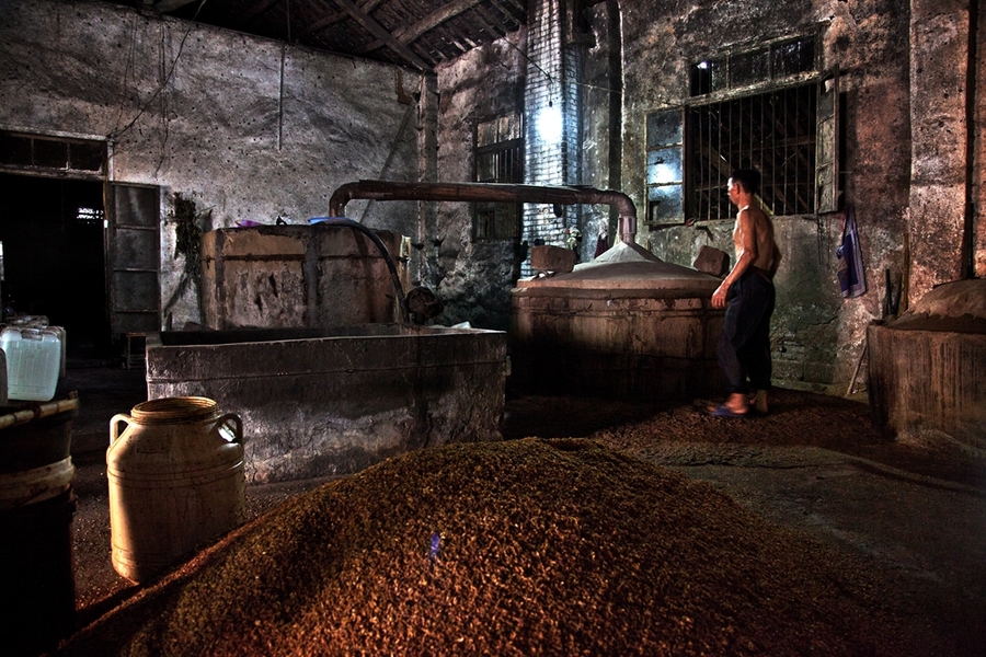 街上卖十元一斤的白酒,真的是粮食酿造的吗?酿酒老师傅来告诉你!