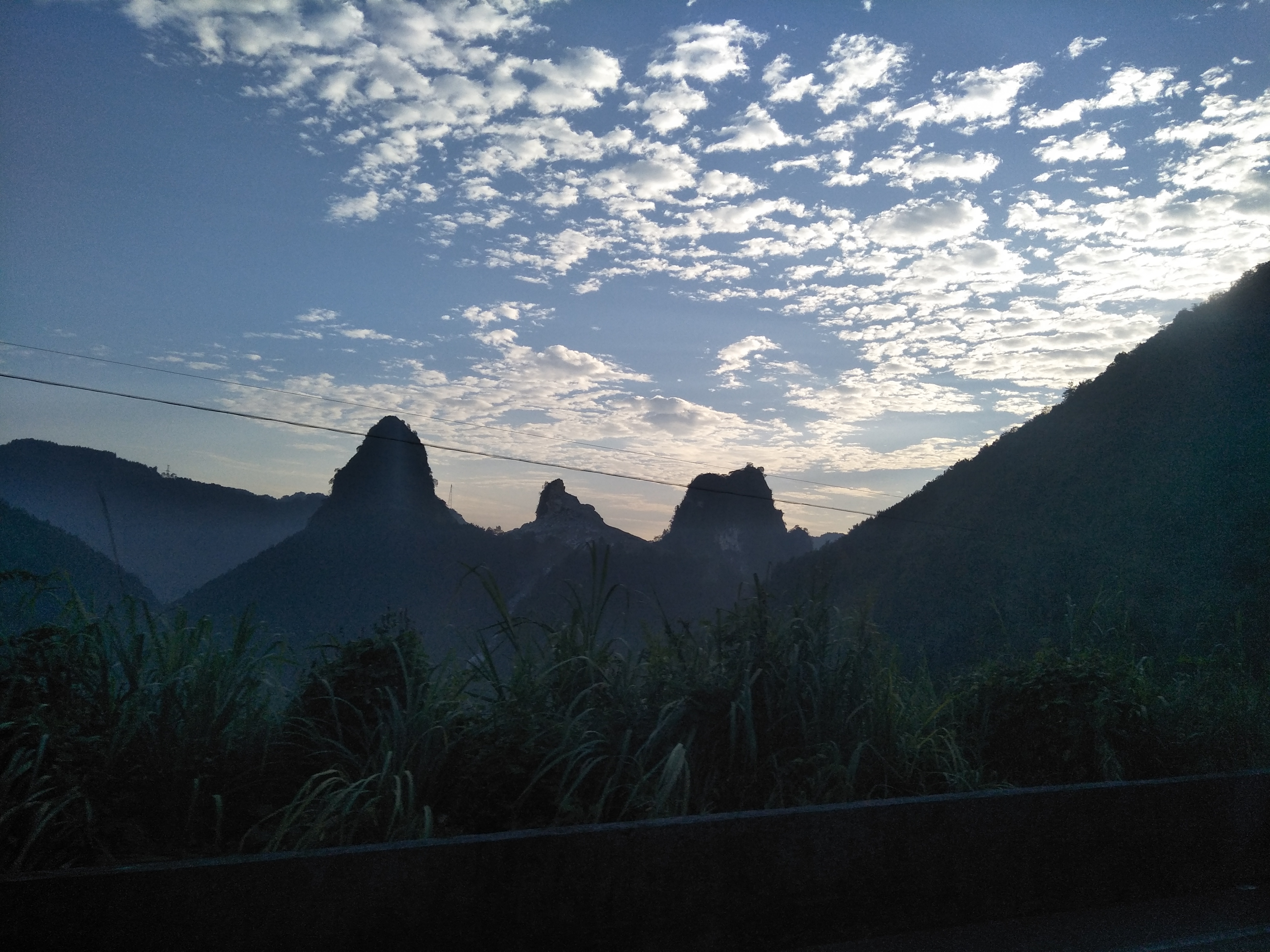 日出时,薄雾笼罩下的蘑菇山美如幻境!