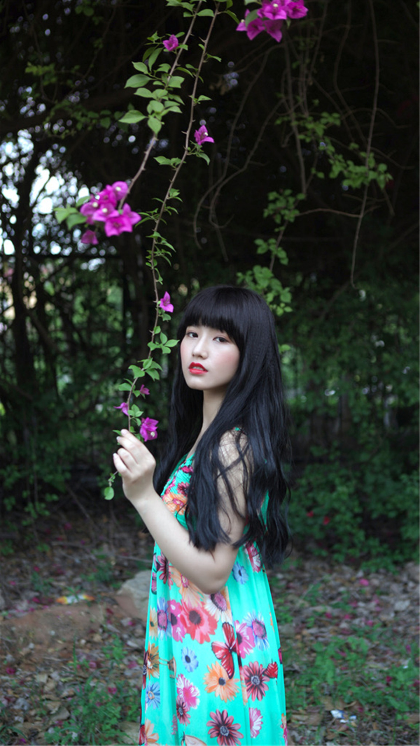 人像摄影:女孩长得亭亭玉立,乌黑的秀发柔顺披肩,令人着迷