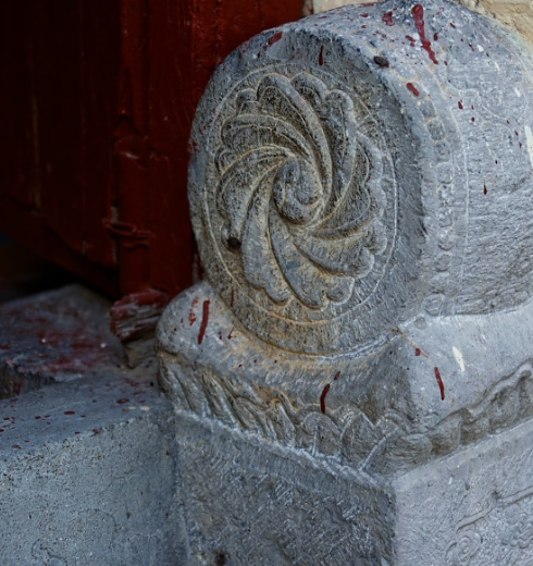 抱鼓石可分为"螺蚌"和"如意"两种形态,底座部分上面雕刻着"如意"花纹.