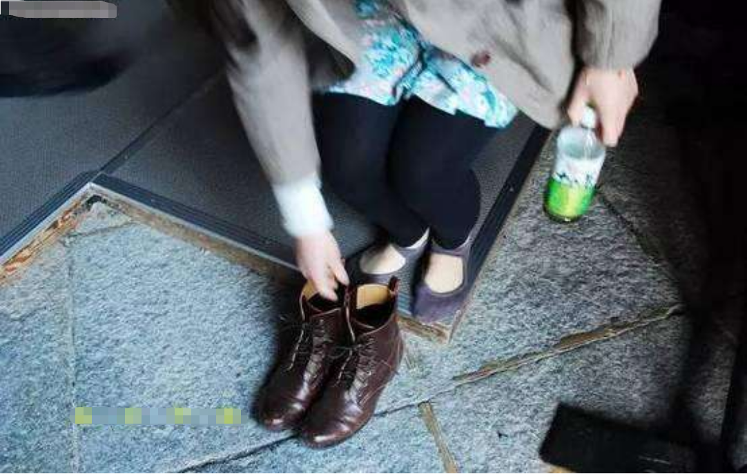 如果日本人有脚臭的话,进门还会脱鞋吗?难道要一直默默忍着?