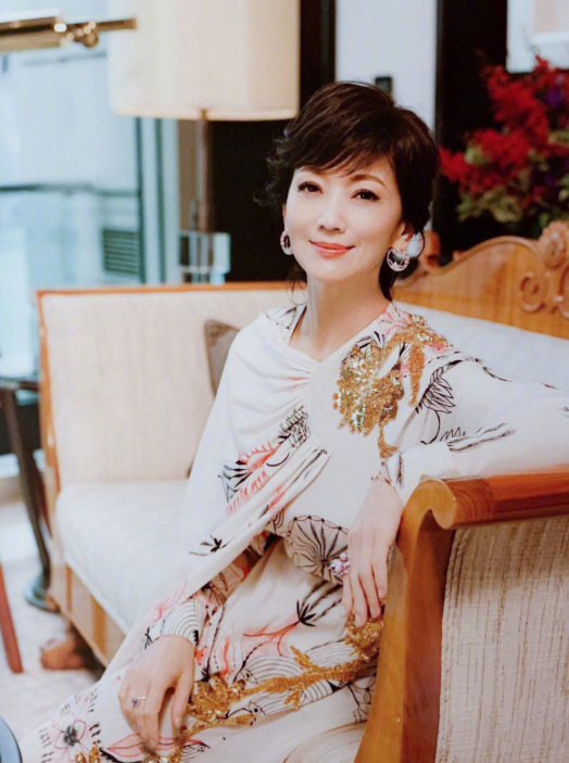 而这张旧照则是赵雅芝女神的侧颜,美得不要不要的,从中可以看到她举止