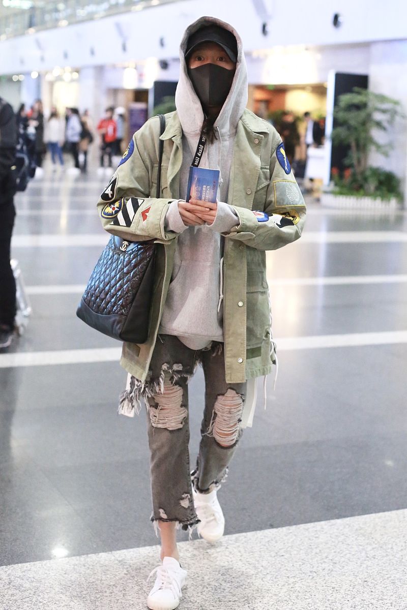 关晓彤街拍:薄荷绿工装夹克 破洞牛仔裤chanel 31手袋清新休闲