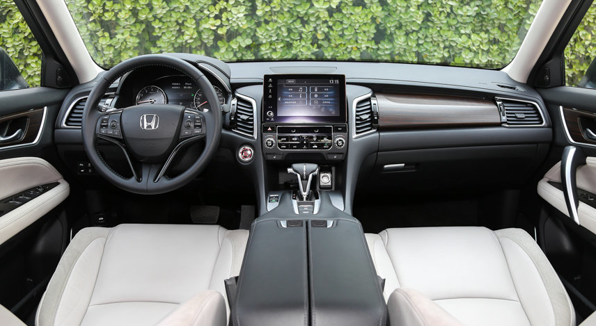 冠道的内饰也是绝对值得称赞的,科技感和实用性都很强,保留了旋钮式的