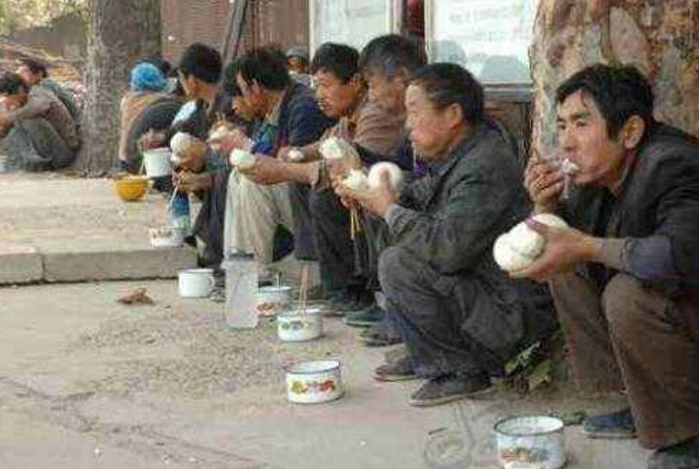 父女每天给乞丐送饭,乞丐抱起女儿就跑,事后才知对方救了自己