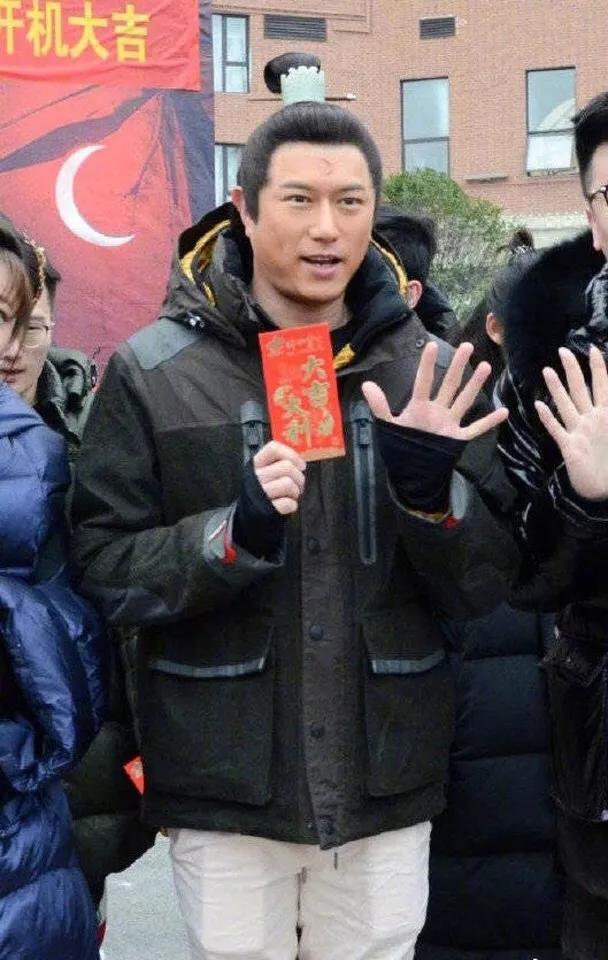 肥版包青天!前tvb奶油小生惨变发福大叔 颈部布满皱纹