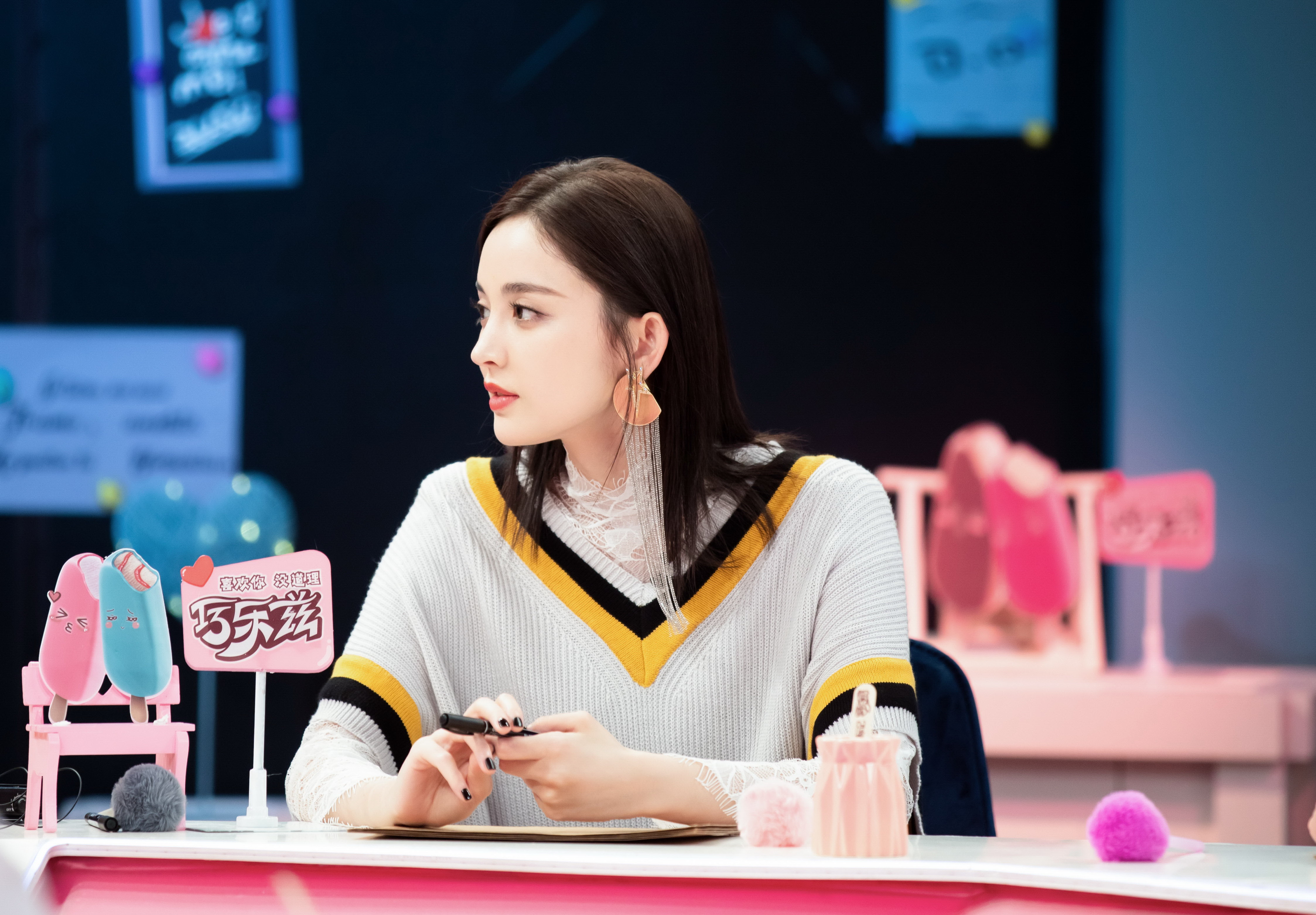 古力娜扎参加某节目,嘟嘴卖萌,俏皮可爱