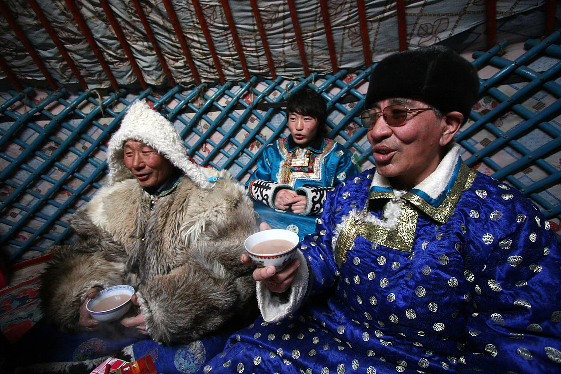 有一位诗人讲述了他在云南蒙古族的"那达慕"节日中亲历"三杯杯"的