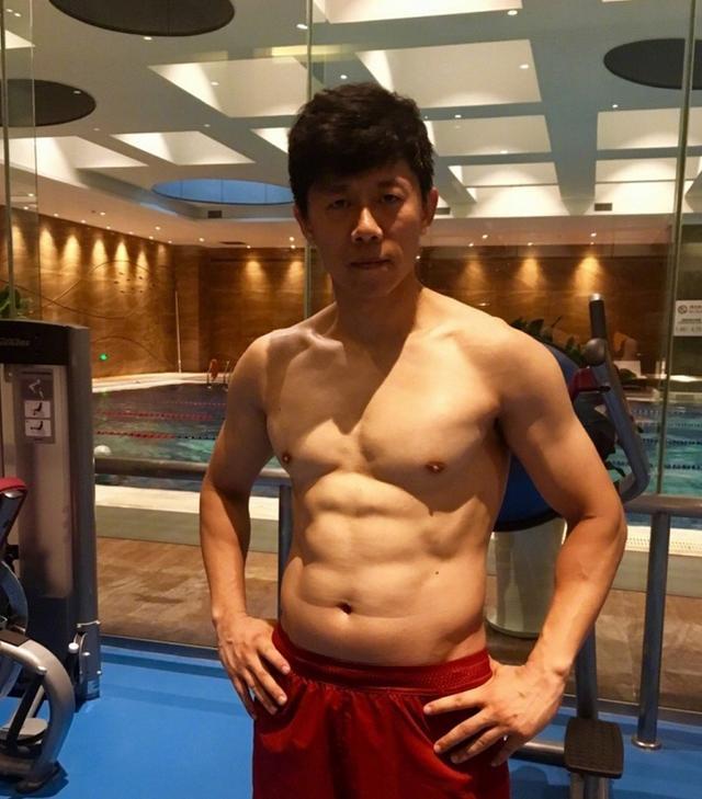43岁影帝夏雨一身肌肉,腹肌明显,你觉得他身材如何?