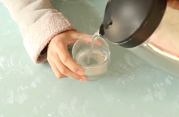 再倒入一些温水,把他们搅拌均匀,每次刷牙的时候用这种水刷牙,七天之