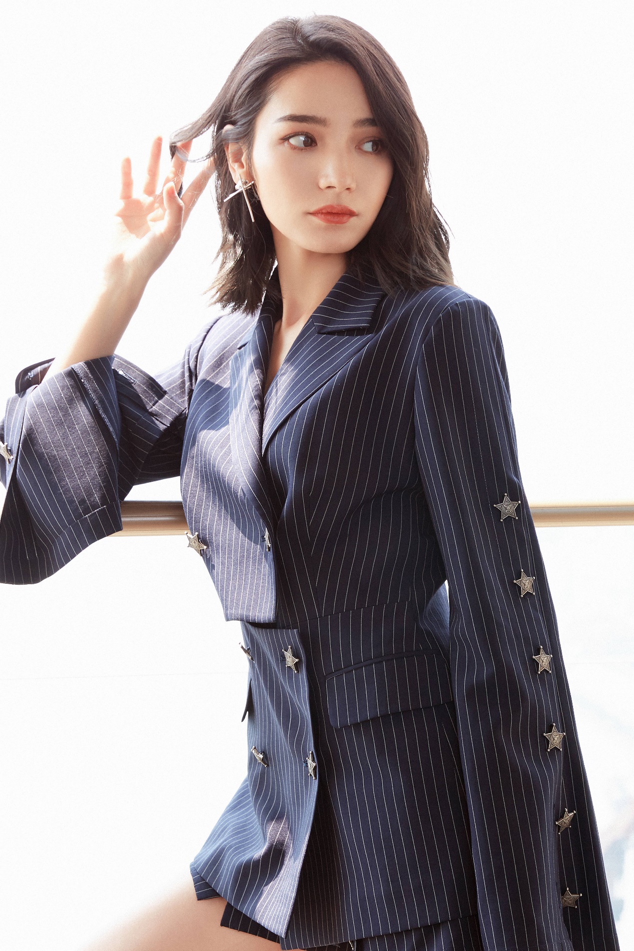 代斯穿上藏青色的西装套装以后,也让人觉得非常的有职场风格呢.