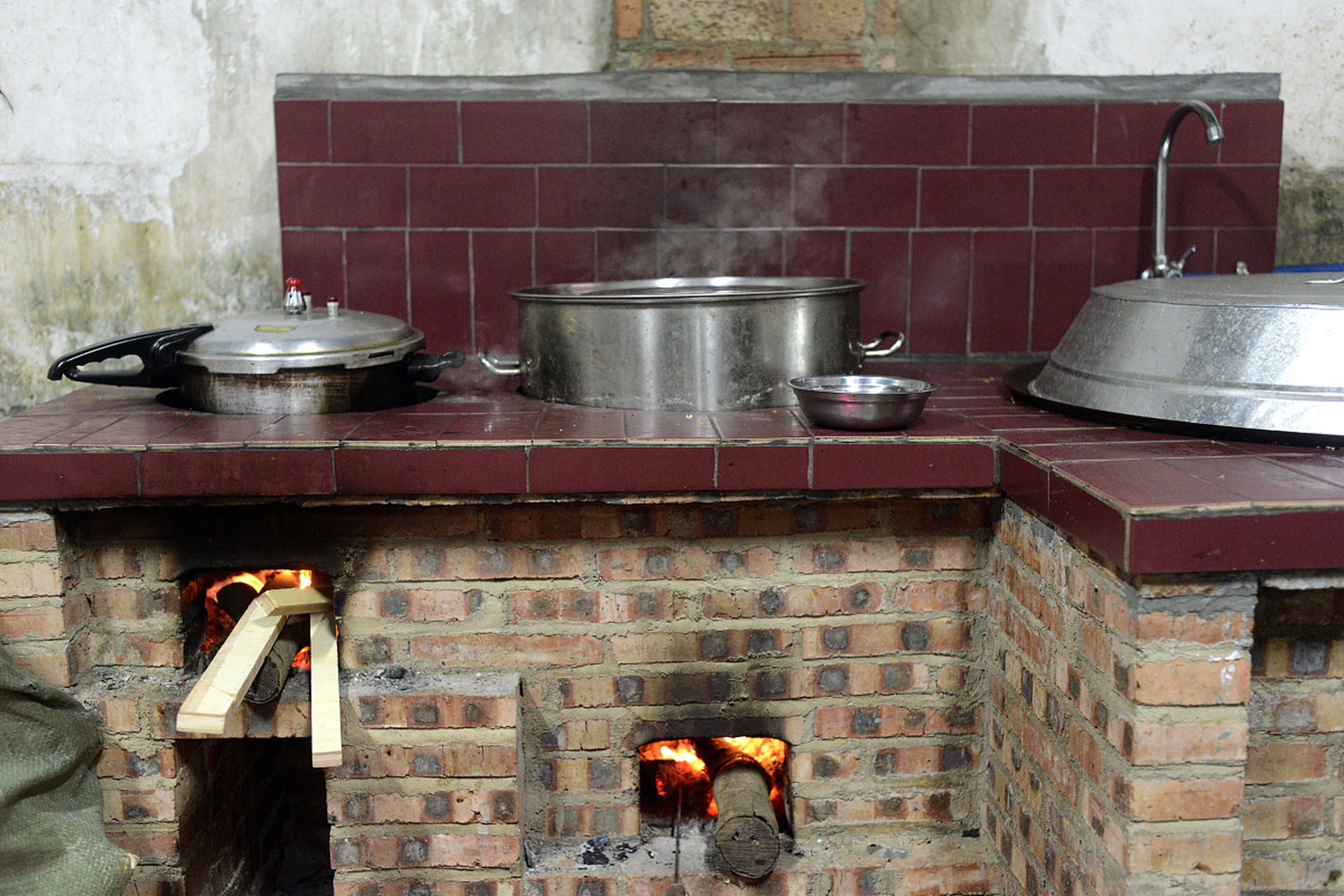 农村柴火集成灶是一种集多种功能于一体,高效吸油烟,节能环保的新型
