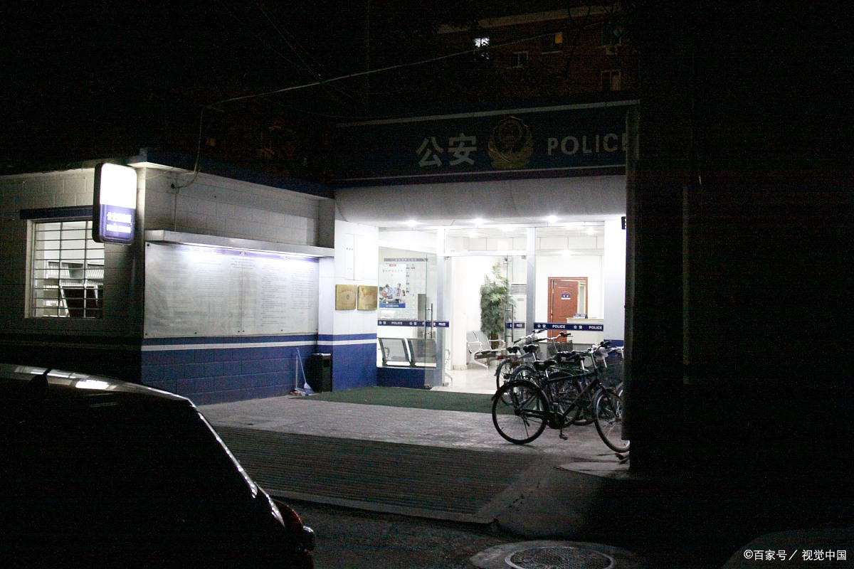 看到新闻:近日,湖北宜昌一男子在多处地点拉横幅侮辱