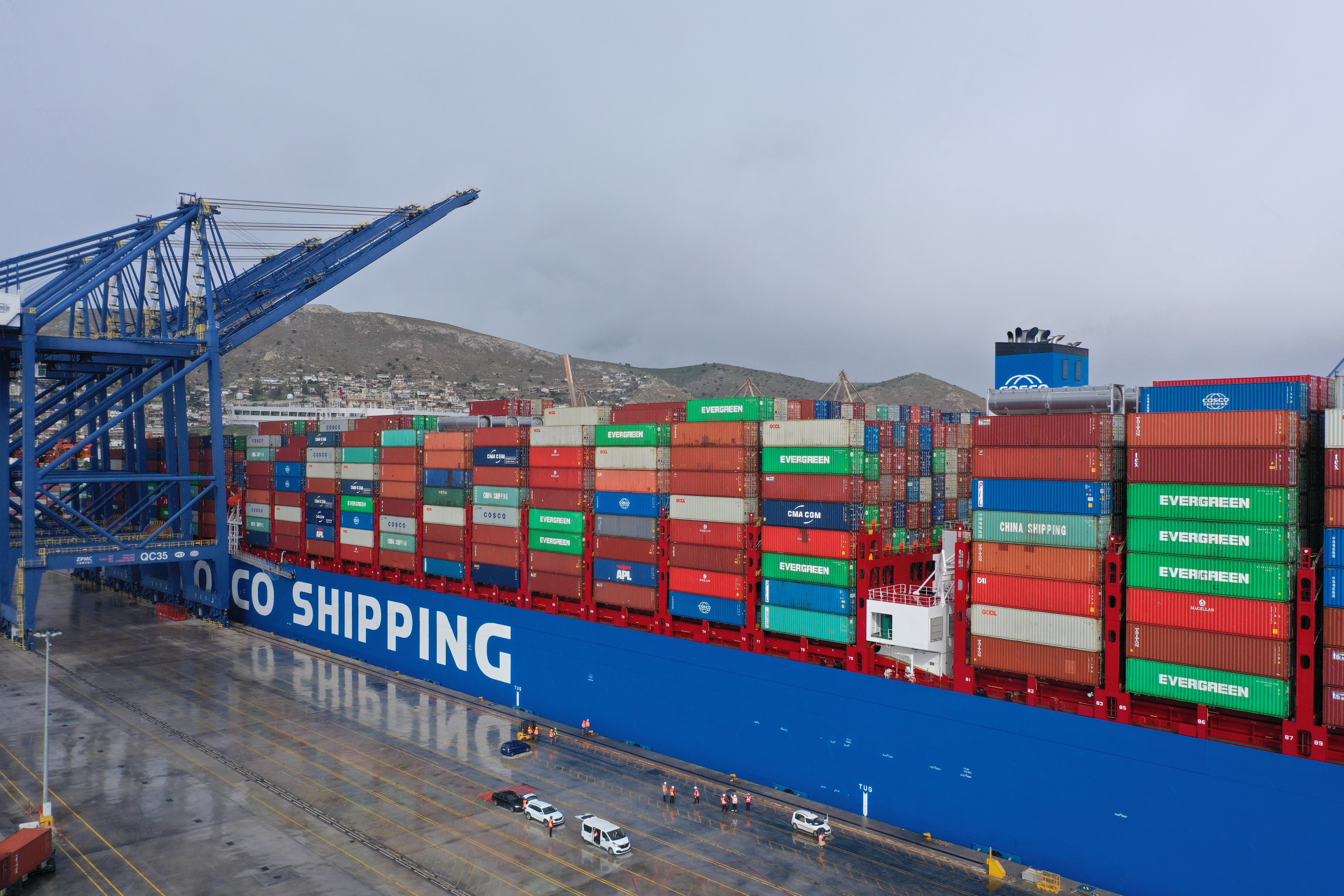 中国超大型集装箱货轮抵达希腊比港