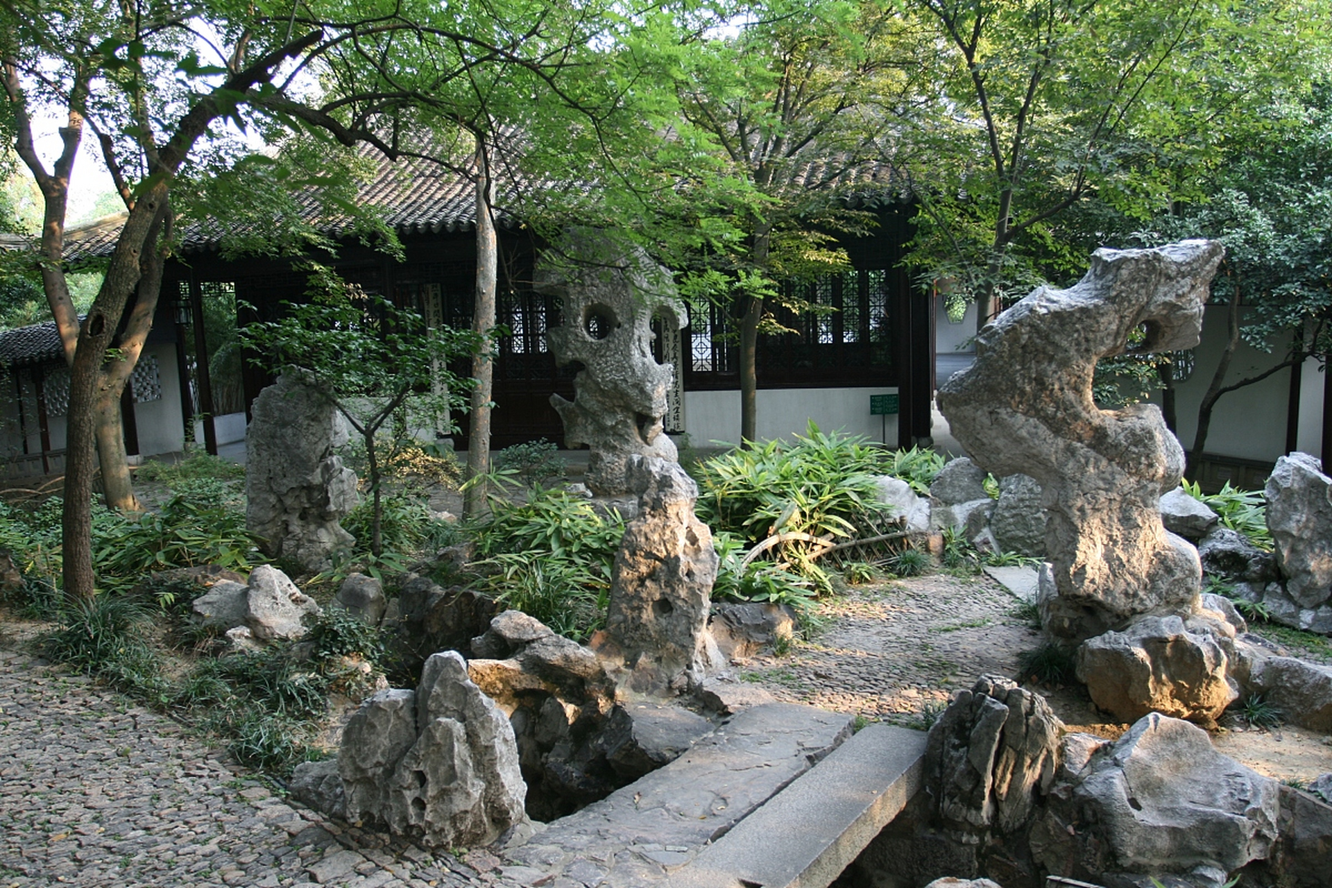 沧浪亭,位于苏州市三元坊沧浪亭街3号,是一处始建于北宋的中国汉族