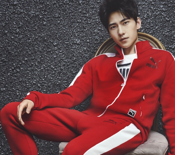 他是男神杨洋,削薄轻抿的唇,棱角分明的轮廓,真帅气