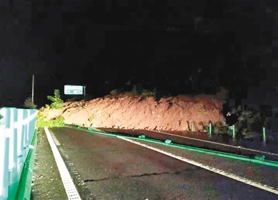 包茂高速紫阳段发生山体滑坡