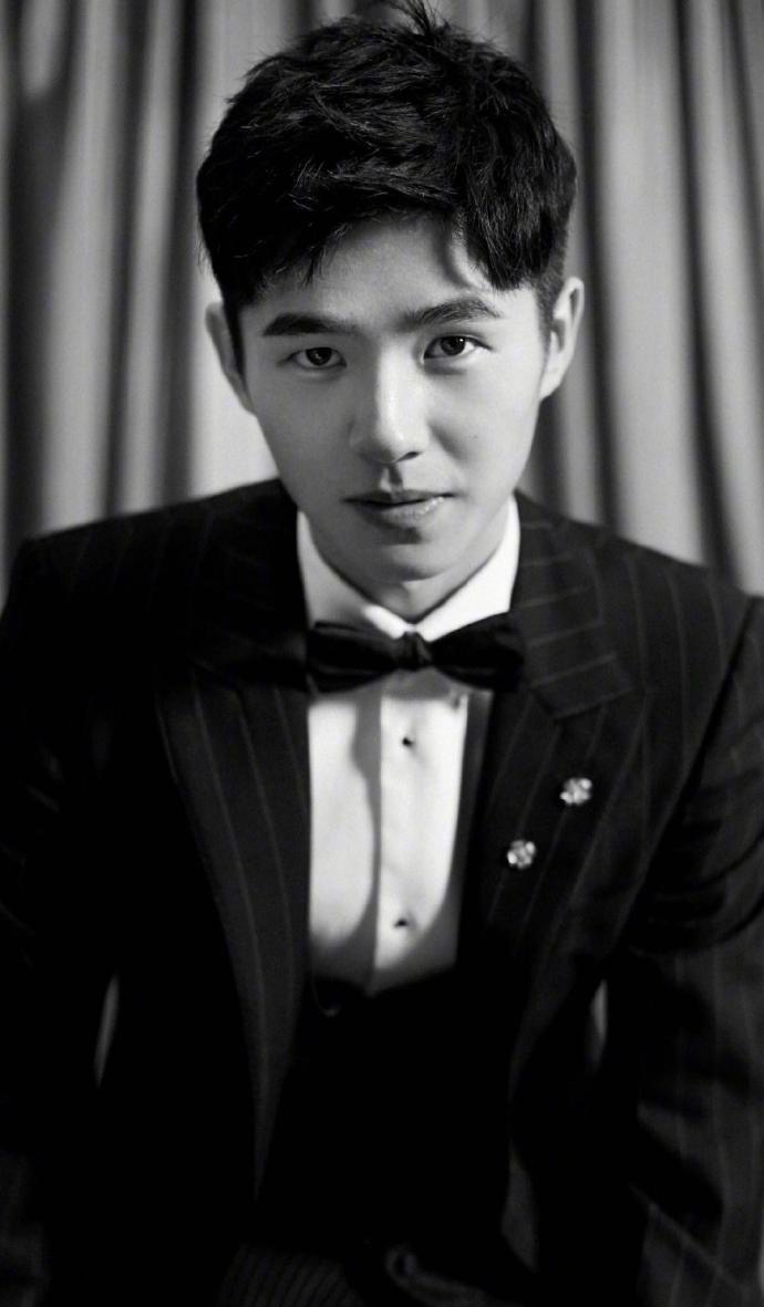 近日,小编被刘昊然的一组黑白写真给惊到了,这样的昊然弟弟,这样的