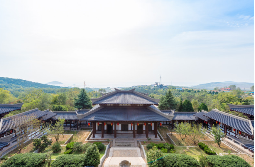 跟国内许多城市相比,青岛算是一座年轻的城市,本身历