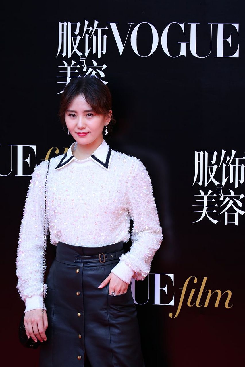 "刘诗诗"人美又会穿,穿一袭白上衣配黑色包臀裙,浓颜系天花板 #刘诗诗