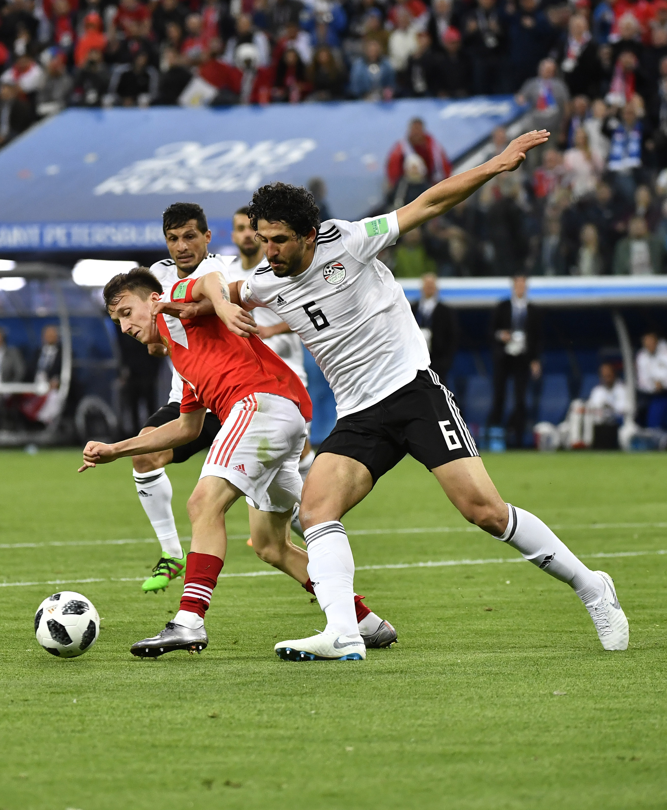 足球——a组:俄罗斯队对阵埃及队(19)
