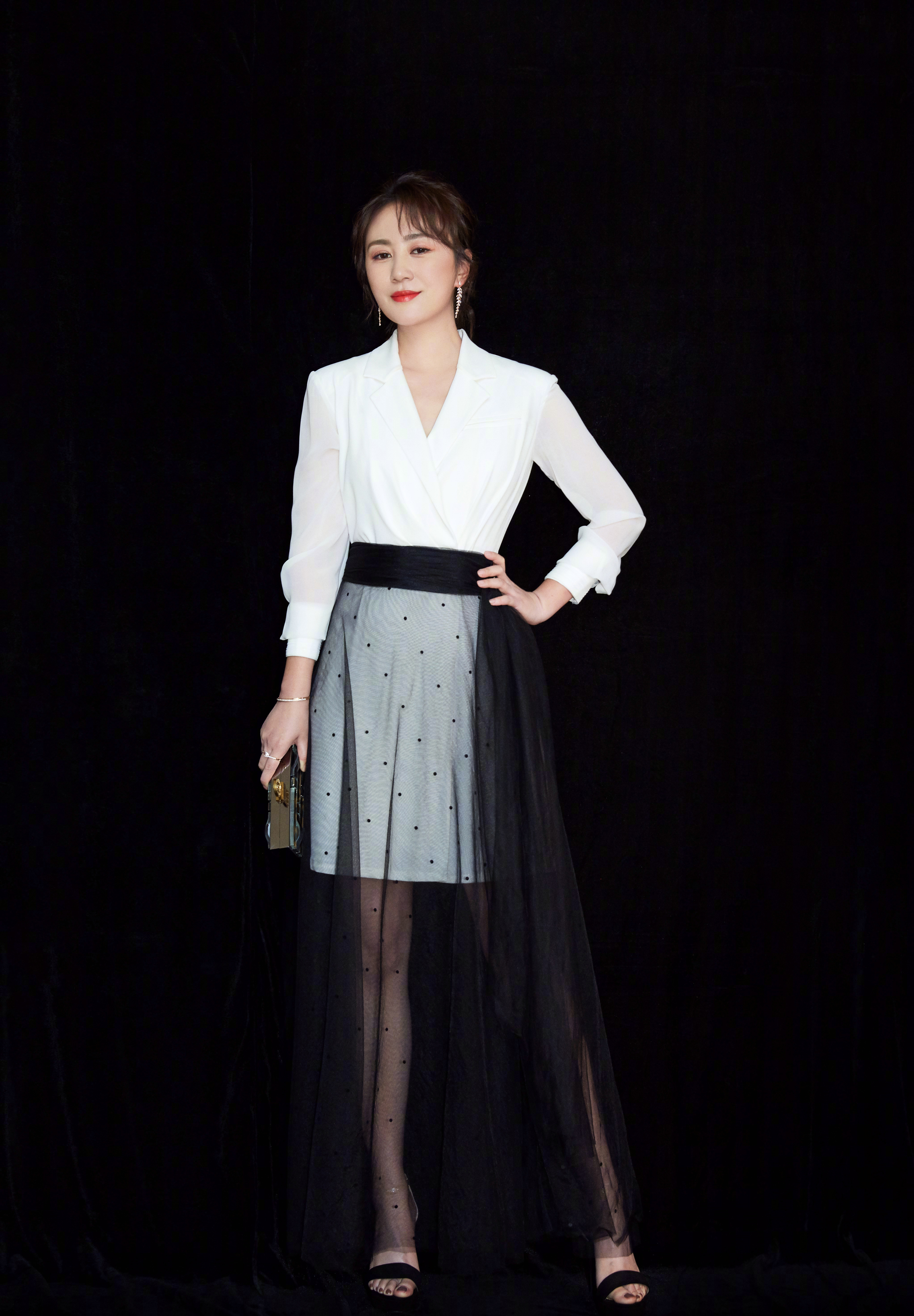 马丽破产姐妹破次元合作?穿白色西装变高冷保镖37岁大玩性感